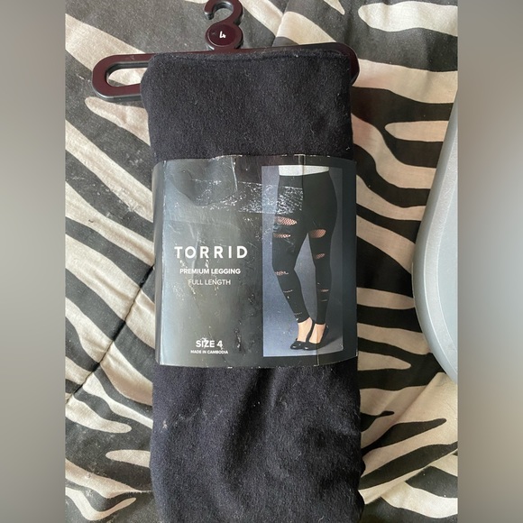 Torrid fishnet leggings bought in the wrong size never been worn size 4xl - Picture 2 of 2
